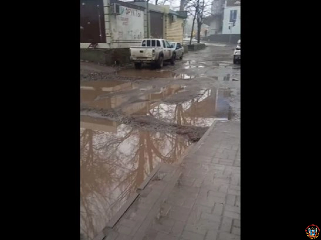 В Ростове проезжая часть в Александровке превратилась в полигон из-за глубоких ям