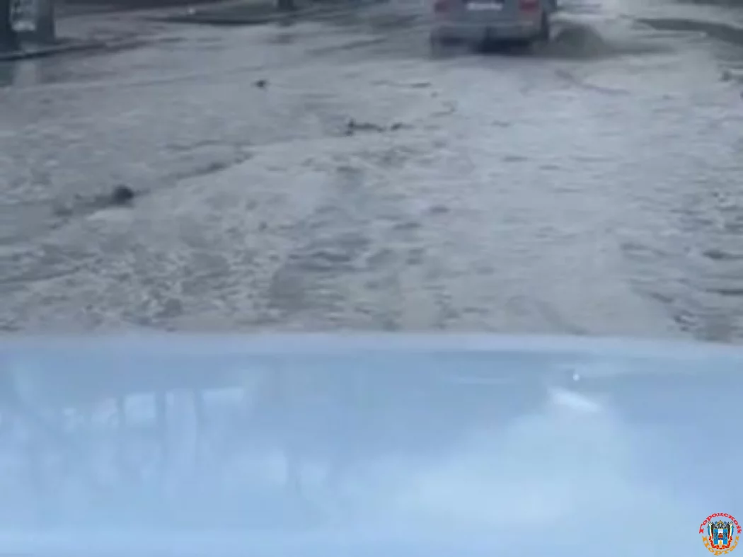В Ростове улицу Днепропетровскую затопило из-за непогоды