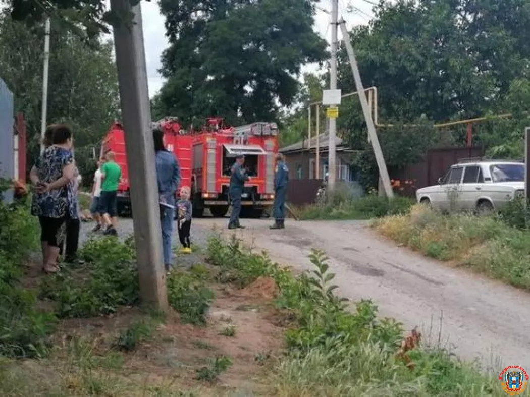 В Шахтах на большой площади сгорели хозпостройка и часть дома