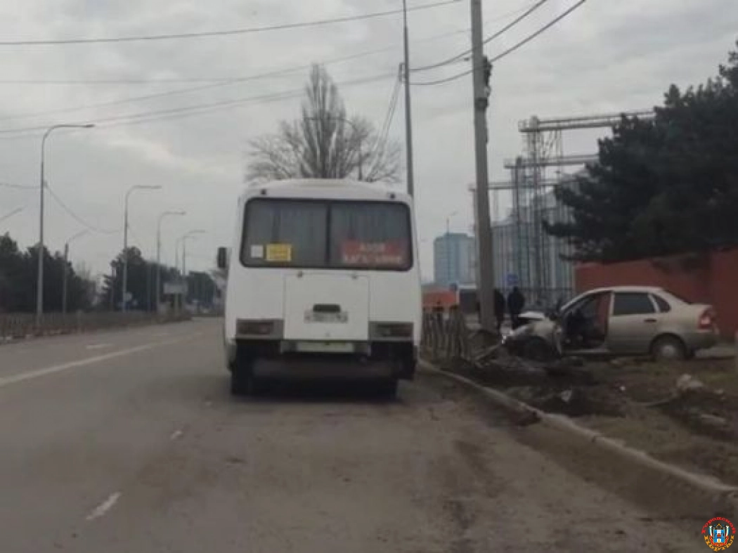 Водитель легковушки столкнулся с автобусом и снес дорожное ограждение