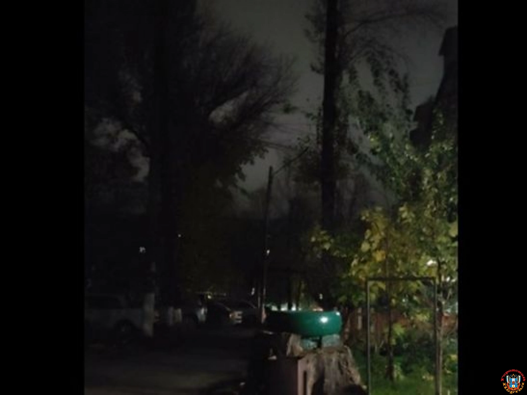 Жители Новочеркасска пожаловались на странное свечение и звуки взрывов в небе