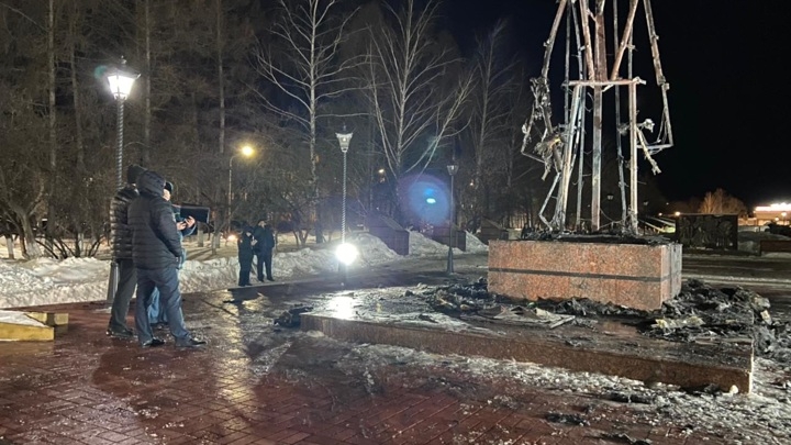 В Заинске сгорел памятник Воину-освободителю