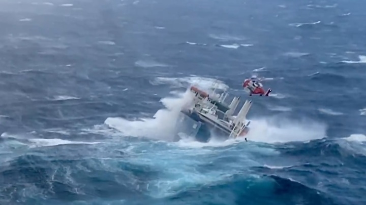 Экстремальная эвакуация экипажа с судна в шторм попала на видео