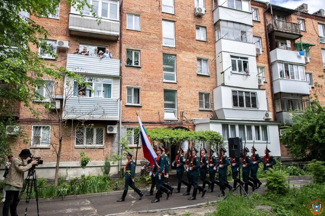 В Ростове-на-Дону провели парады под окнами ветеранов Великой Отечественной войны