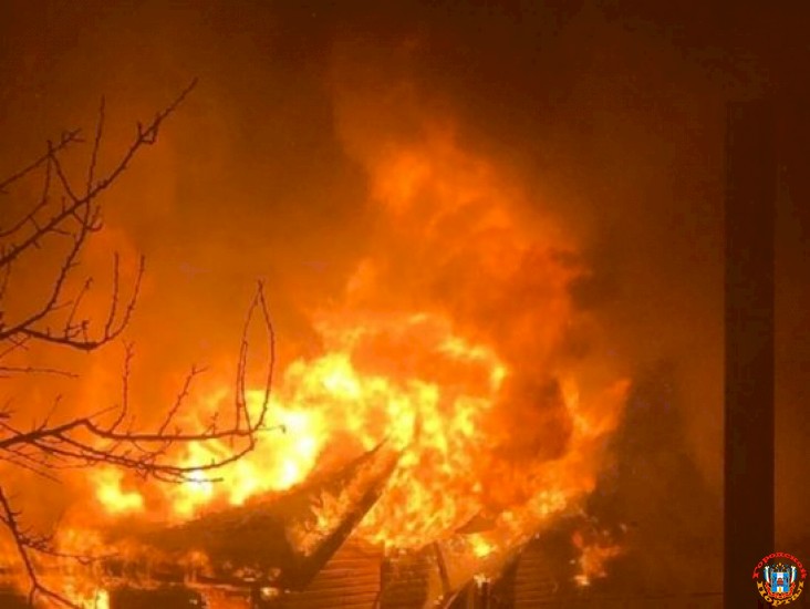 В Ростове в районе Вертолетного поля сгорел частный дом