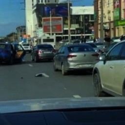 В Ростове водитель «Порше» столкнулся с «Мерседесом» и скрылся с места ДТП