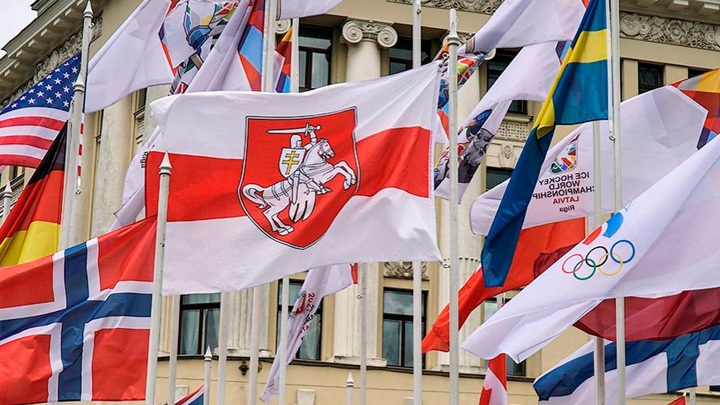 На хоккейном чемпионате флаг Белоруссии заменили на оппозиционный