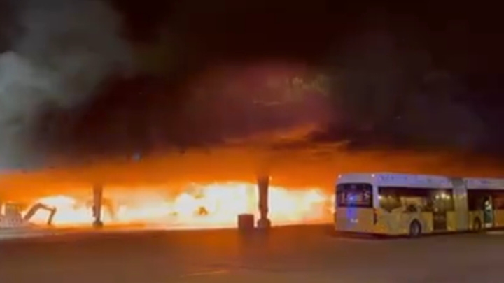 Дым и взрывы в Германии: в Штутгарте сгорел автобусный парк