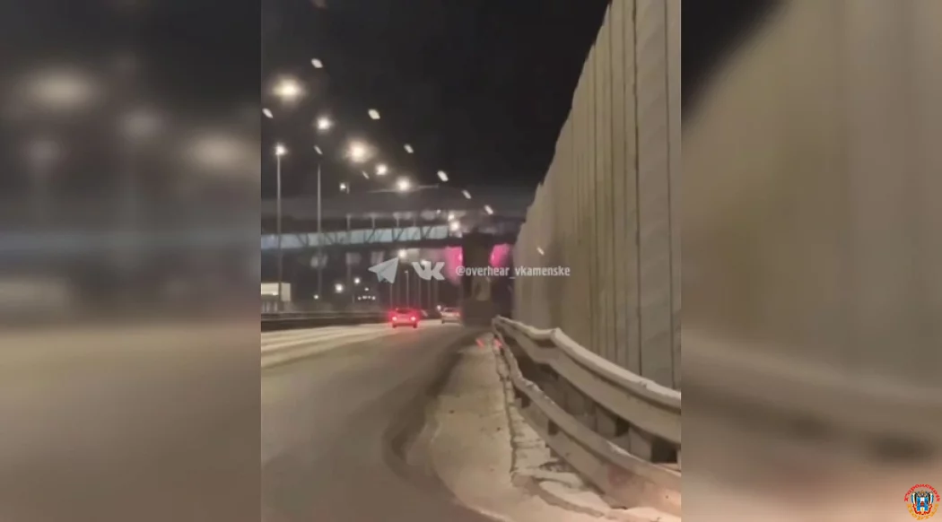 Грузовик с поднятым кузовом снес пешеходный мост на М-4 &laquo;Дон&raquo;; водитель получил травмы