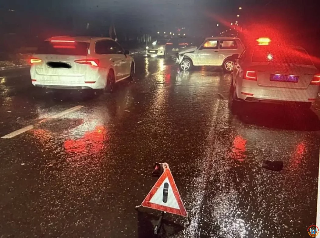 Пьяный вираж на Доватора: в Ростове нетрезвый лихач на &laquo;Ниве&raquo; протаранил &laquo;Мерседес&raquo; и отправил его в дерево