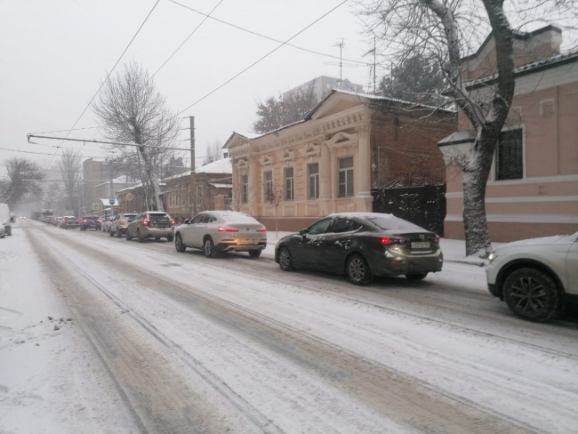 Из-за сильного снегопада Ростов встал в восьмибалльных пробках