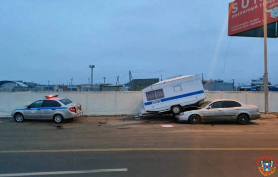 На въезде в Ростов водитель иномарки врезался в полицейский фургон