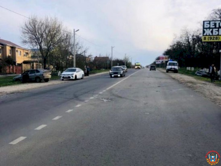 Под Новочеркасском водитель и пассажир легковушки пострадали в ДТП