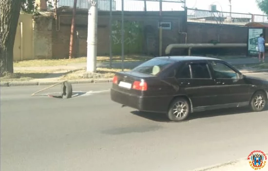 «Такое надо сразу ремонтировать!»: яма на дороге возмутила ростовчанина