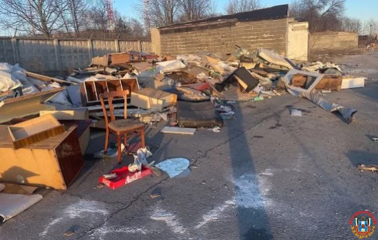 В огромную свалку превратили территорию бывших аксайских рынков