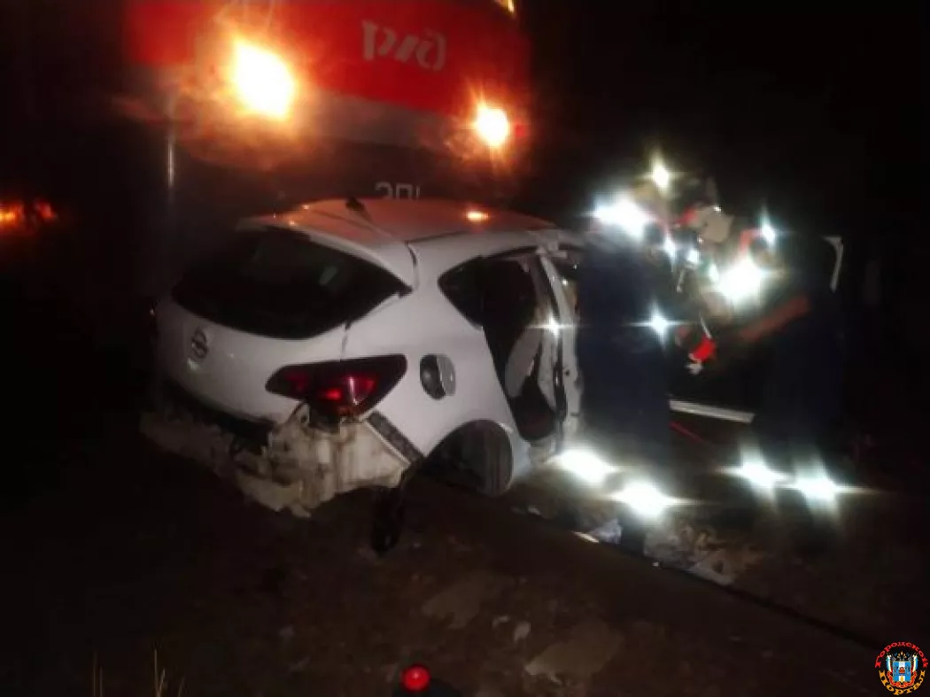 В Ростовской области водитель иномарки погиб, протаранив поезд