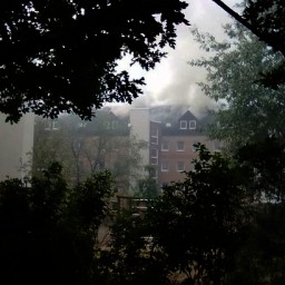 В Таганроге при пожаре в жилом доме пострадала 28-летняя девушка