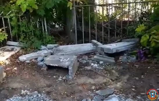 Вандалы разгромили три могилы на кладбище в Азове