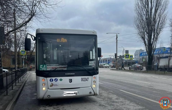 Женщина пострадала при резком торможении автобуса в Ростове
