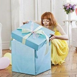 Женщины дарят подарки на 8 Марта так же часто, как и мужчины, но укладываются в меньший бюджет