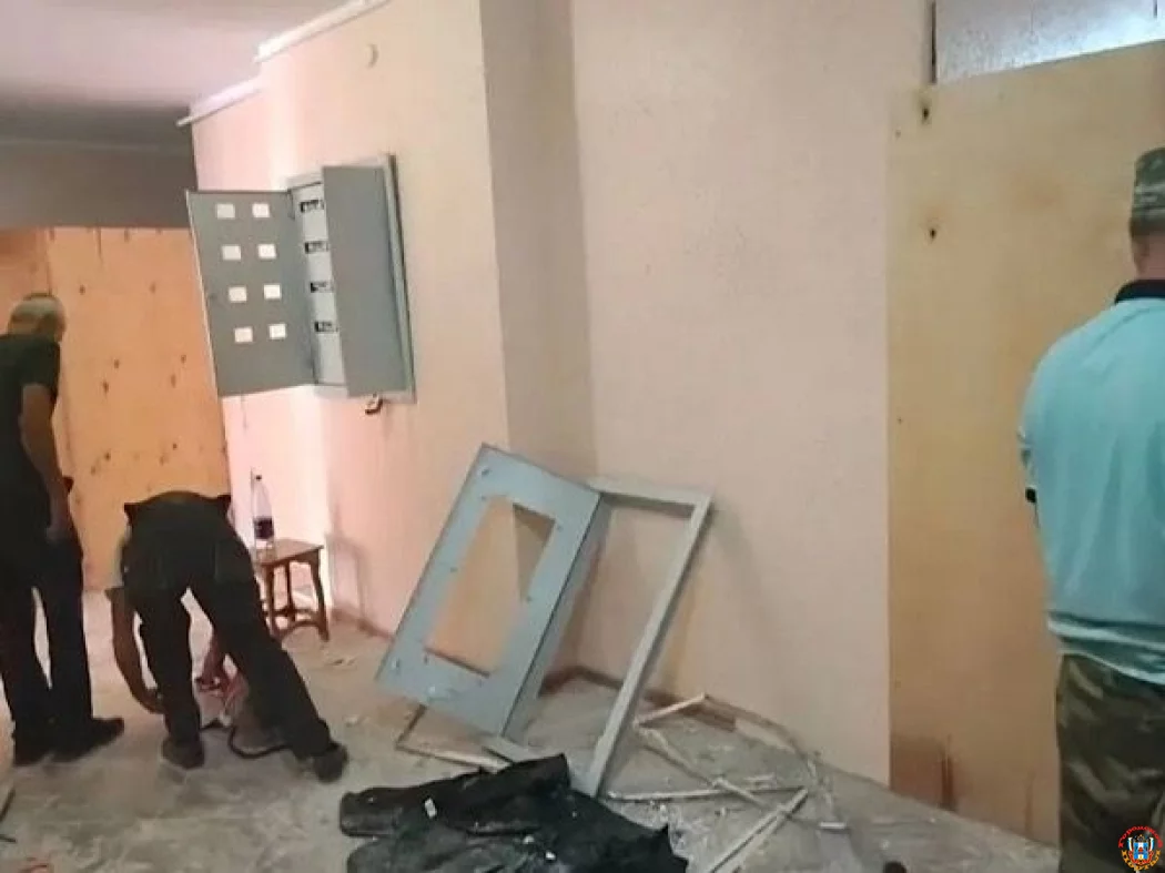 Ликвидация последствий атаки БПЛА в ЖК „Красный Аксай“: идёт восстановление дома и инженерных систем Ликвидация последствий атаки БПЛА в ЖК „Красный Аксай“: идёт восстановление дома и инженерных систем