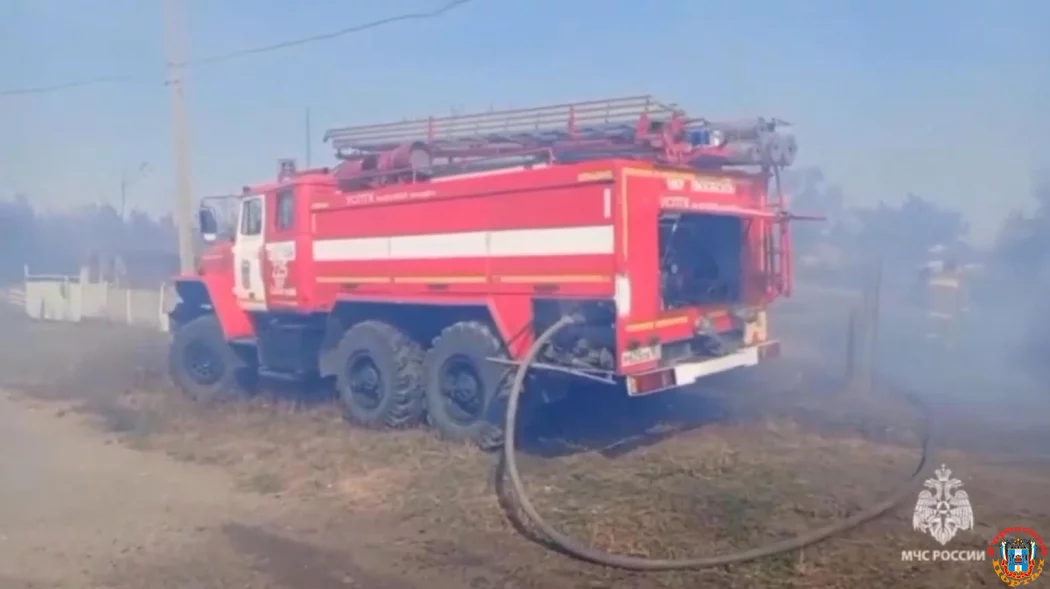 На Дону пламя с горящей травы перекинулось на дома