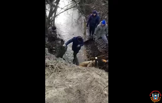 Самостоятельно очистили русло дренажного канала жильцы подтопленных СНТ