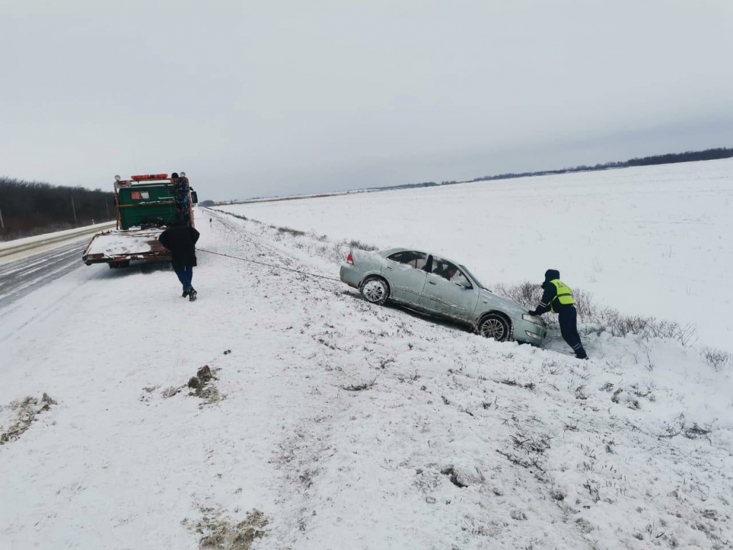 Полицейские в Ростовской области спасли мужчину, который едва не замерз в застрявшей в снегу иномарке