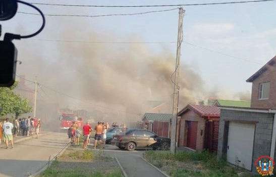 На крышу жилого дома в Таганроге обрушился неизвестный объект