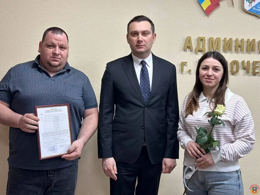 Новочеркасск инвестирует в будущее: десяти семьям вручили жилищные субсидии на 20 миллионов