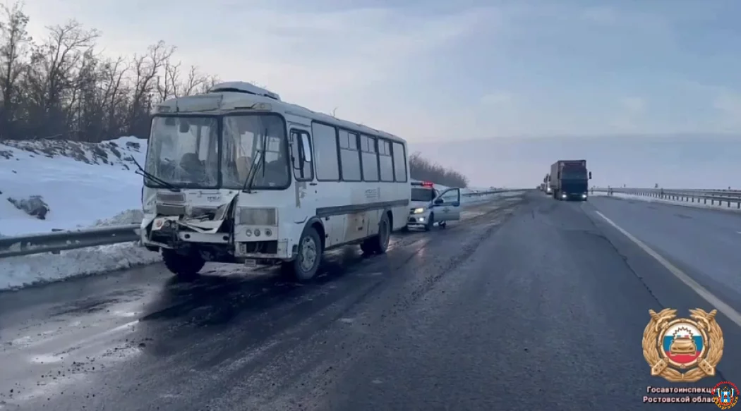 Утреннее столкновение на М-4 &laquo;Дон&raquo;: двое госпитализированы после наезда ПАЗа на фуру