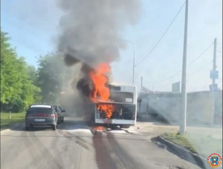 В Ростове горел автобус с пассажирами