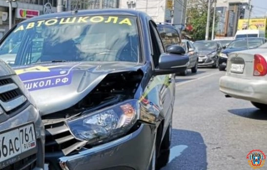 В Ростове водитель учебного автомобиля попал в аварию