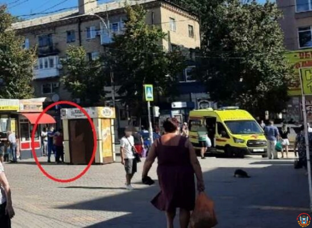 В Шахтах мужчину забрали на «скорой» во время прогулки по городу