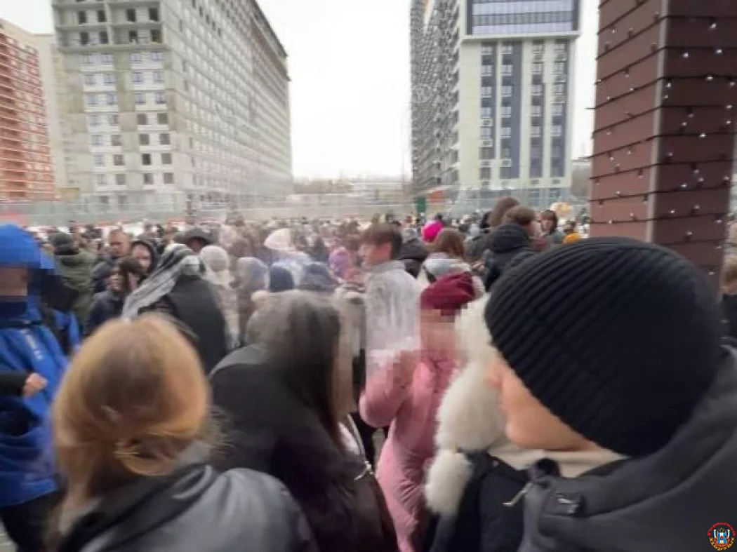 В школе №60 Ростова-на-Дону прошла экстренная эвакуация учеников В школе №60 Ростова-на-Дону прошла экстренная эвакуация учеников