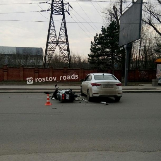 В Ростове автомобиль такси сбил скутериста В Ростове автомобиль такси сбил скутериста