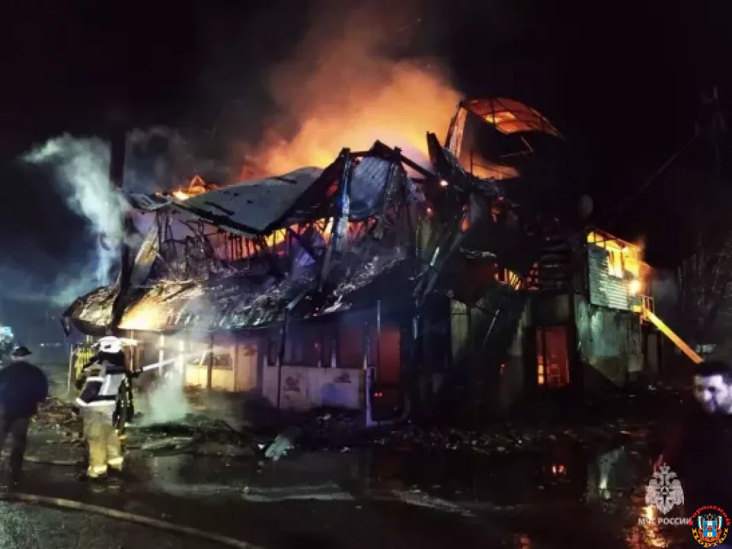 Крупный пожар в трехэтажном здании потушили спасатели в Азове