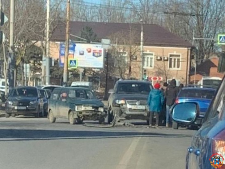 В Ростове автомобилисты встали в пробку на Коммунистическом из-за аварии