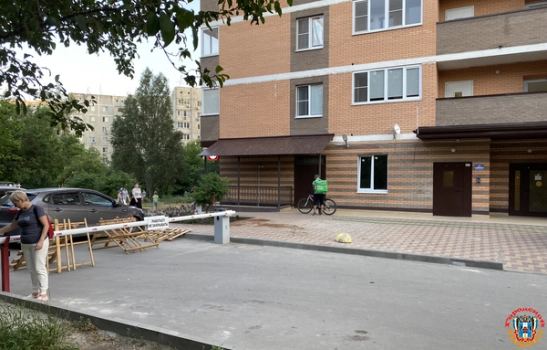 Жителям дома на Комарова в Ростове въезд во двор перекрыли бетонными блоками