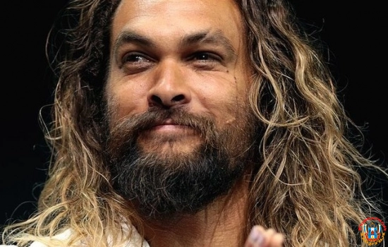 Звезда фильма "Аквамен" Джейсон Момоа забрал домой свинку со съемок