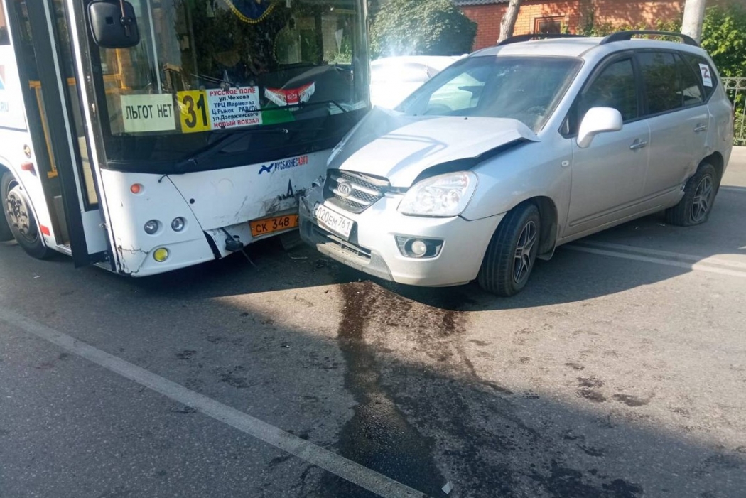 Иномарка врезалась в автобус с пассажирами в Ростовской области