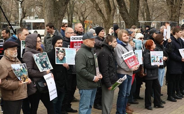 В Ростове митинг памяти Бориса Немцова посетило более ста человек