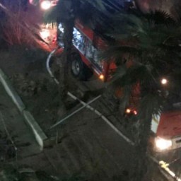 В Сочи из-за припаркованных автомобилей пожарные не смогли спасти людей