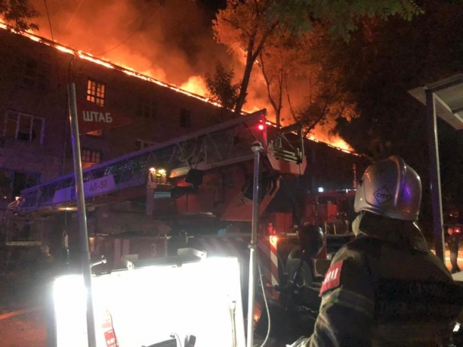 В Ростове потушили пожар в аварийном доме