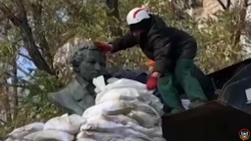 В Харькове демонтировали памятник Пушкину