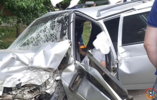 В Каменске-Шахтинском столкнулись ВАЗ и «Хендай»: пострадали оба водителя