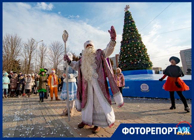 В Ростове открылись почти все районные новогодние елки