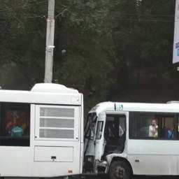 Маршрутка влетела в автобус на Стачки в Ростове, пострадали люди