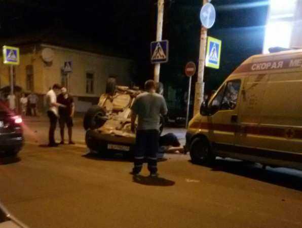 Серьезные травмы получили молодые экстремалы, опрокинув свою иномарку на дороге Ростова