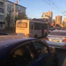 Семибалльные пробки сковали центр Ростова и заставили нервничать спешащих на работу горожан